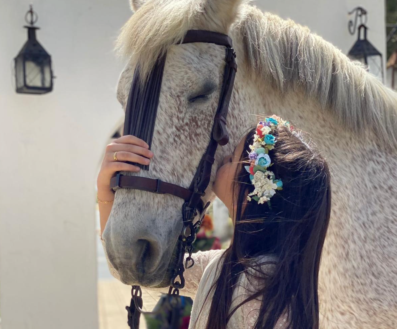 niña besando a caballo